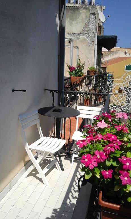 Salvone'S House B&B Giardini Naxos Rum bild